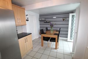 KITCHEN DINING - click for photo gallery